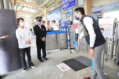 視察大甲火車站防疫作為 盧市長籲信眾落實防疫