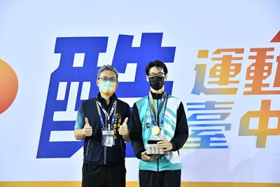 陳世約勇奪視障男子100公尺仰式金牌,運動局長李昱叡親頒獎牌
