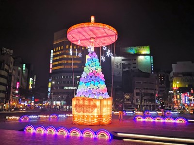 國際認證!中市「有你珍好」珍奶耶誕樹 奪美國繆思設計獎、泰坦地產大獎 雙金