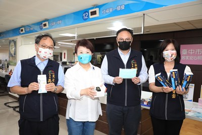 市長盧秀燕今(27)日前往西屯區公所關懷中心視察,除為防疫同仁打氣