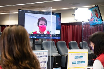 市長盧秀燕今(13)日主持防疫記者會表示,經徵詢業者意見並參考其它縣市作法,決定慎重處理,托嬰中心如有確診案例,全班停托7日,讓傳染風險降到最低。