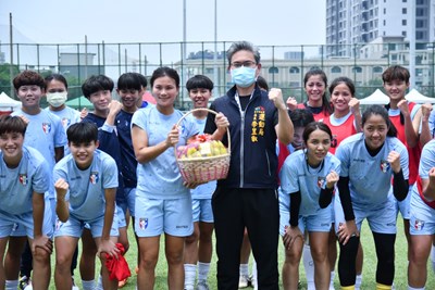 運動局長李昱叡代表盧秀燕市長至足球場為國家女足隊加油