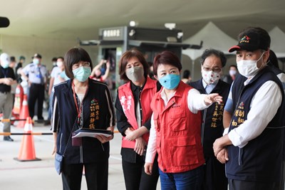 篩檢、看診、領藥一條龍 盧市長視察中央公園「PCR給藥得來速」