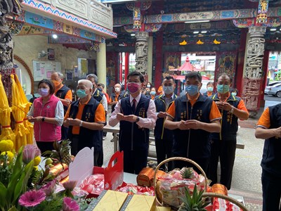 江主委代表盧市長祈福參拜,祈請神農大帝庇佑地方國泰民安、風調雨順