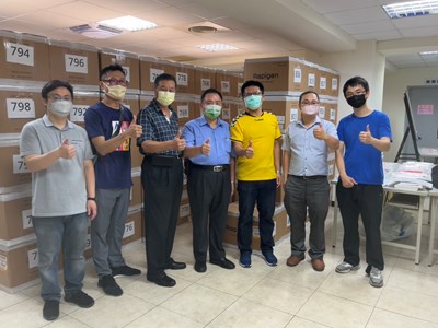 溫暖助防疫 中市發放公寓大廈第一線4.1萬從業人員快篩劑