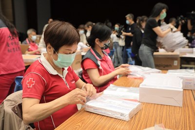中市「溫暖助防疫」快篩試劑分裝 投入志工:發揮市鳥精神為防疫盡心