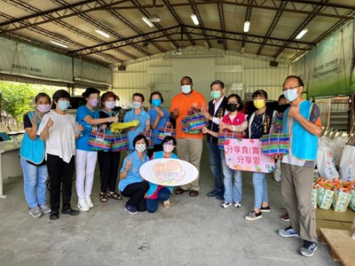 社會局局長彭懷真今日到南屯天主教發放站,贈送志工防疫物資