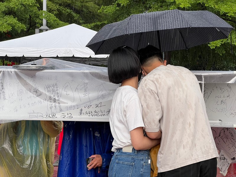 午後大雷雨民眾仍有許多民眾至市府廣長簽梁活動