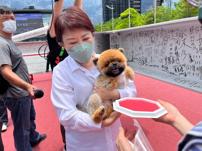 市長愛犬路易用腳印簽梁_220707_69