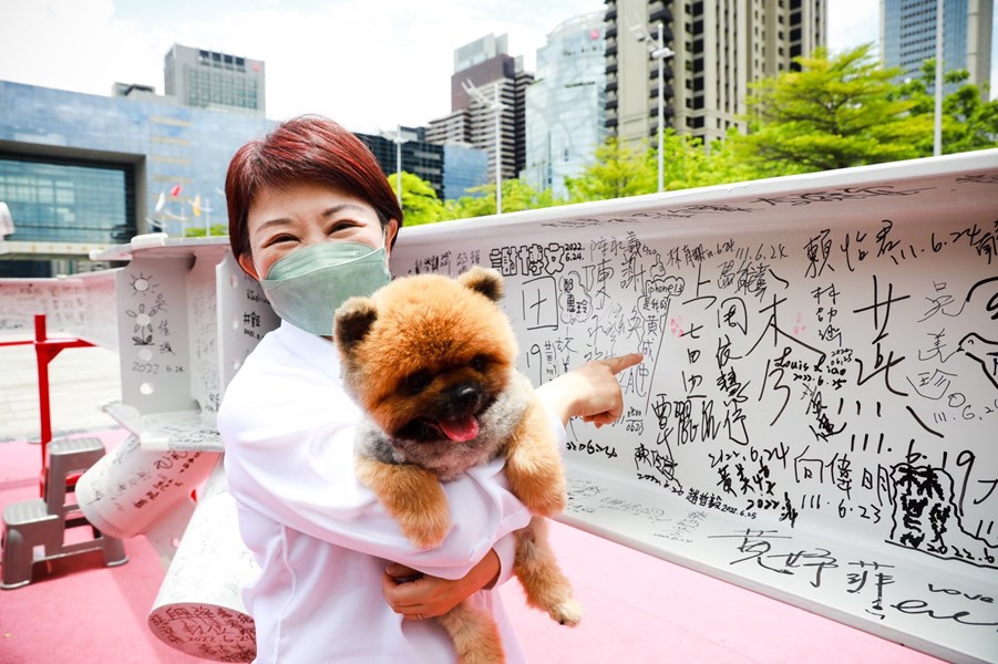 市長與愛犬路易至市府廣場簽梁後與名字留影