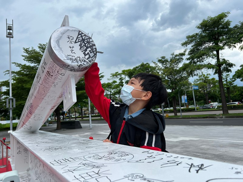 民眾至市府廣場簽梁活動_220707_84