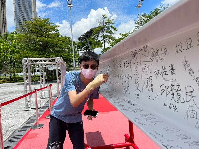 民眾至市府廣場簽梁活動_220707_120