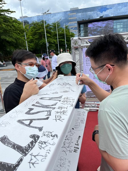 民眾至市府廣場簽梁活動_220707_175