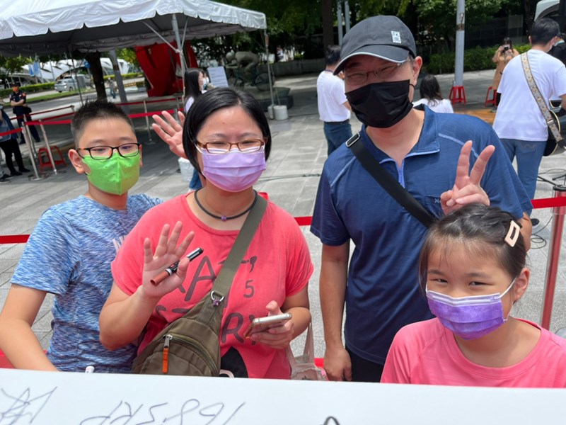 民眾至市府廣場簽梁活動_220707_187