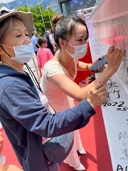 民眾至市府廣場簽梁活動_220707_193