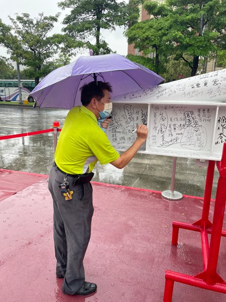 民眾至市府廣場簽梁活動_220707_226