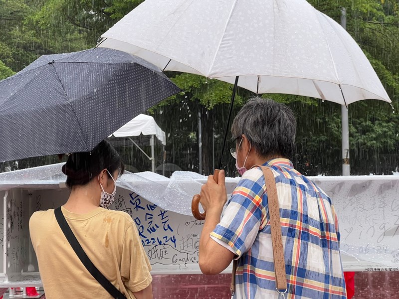 滂沱大雨中民眾仍至現場進行簽梁