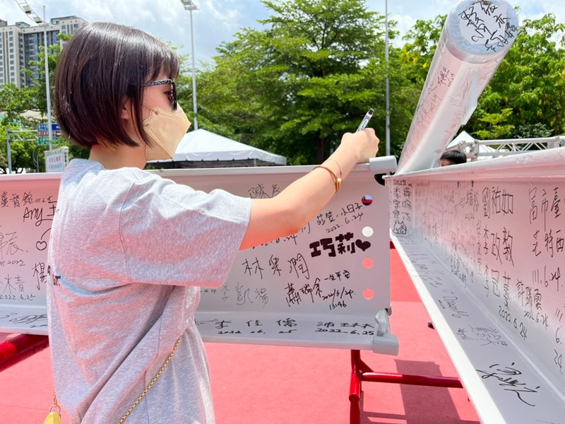 民眾至市府廣場簽梁活動_220707_122