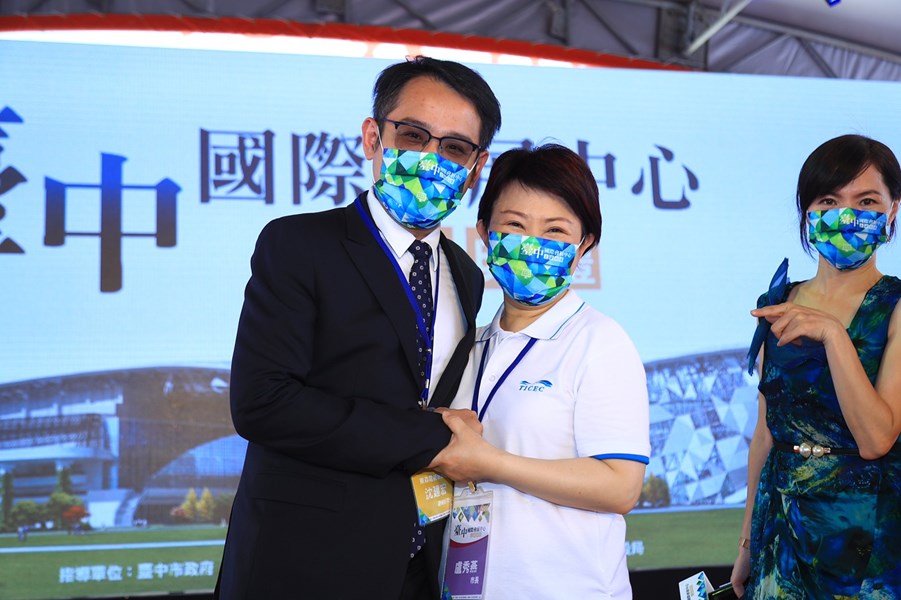 台中國際會展中心上梁-市長與東森電視新聞台沈建宏副總經理