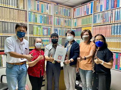 文化局長陳佳君拜訪楊夏蕙主席(左三)及林采霖執行長(右一),並致贈感謝狀,黃馨慧議員也到場