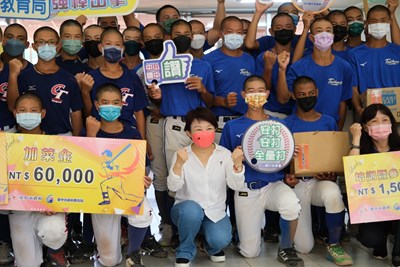 台中少棒好手代表國家出征世界賽 盧市長贈培訓金加油打氣!