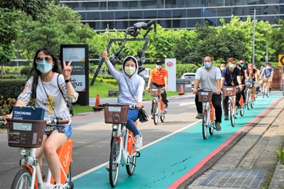 在台中市騎乘腳踏車可以欣賞不同的景色,公共自行車很受歡迎。(台中市交通局提供)