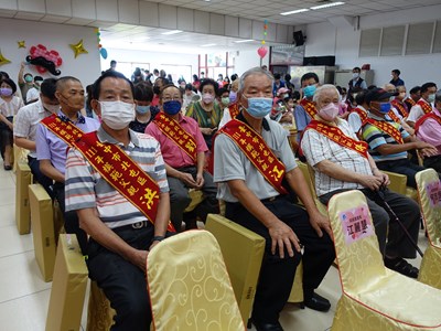父愛如山! 中市北屯區表揚52位模範父親