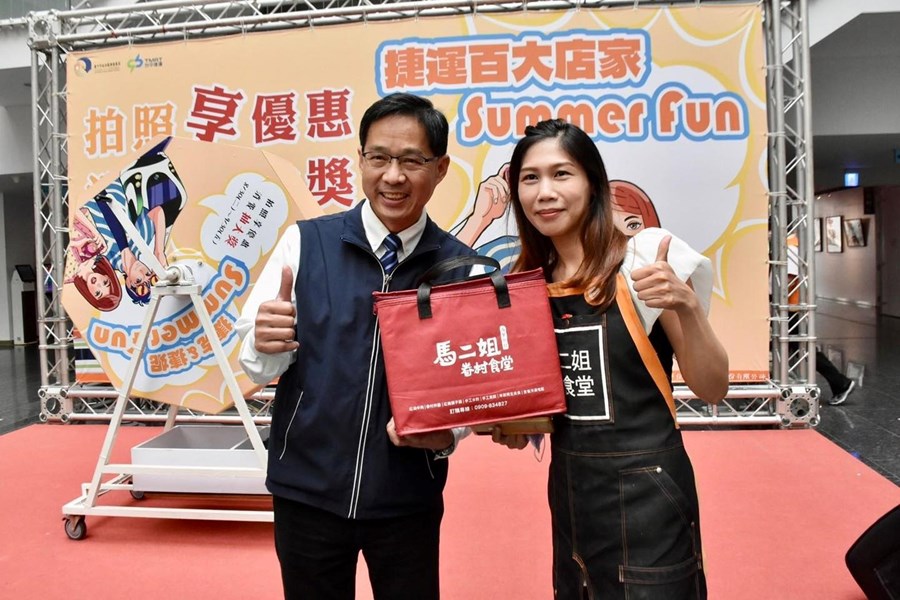 08 張峯源局長與捷運百大店家合影