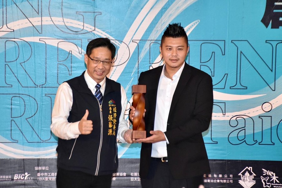04 張峯源局長與優秀青年創業家合影1