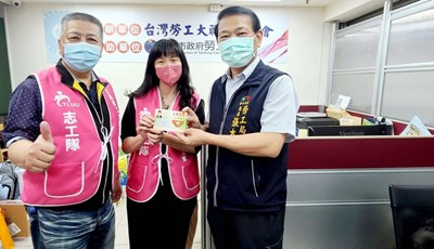勞工局長張大春(右)頒發志願服務手冊