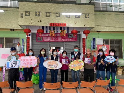 食物銀行也過萬聖節! 中市社會局長與受助戶手作DIY同樂