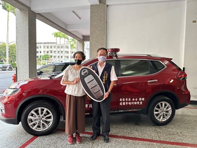 阿鄉便當店老板娘黃素月捐贈警備車,消防局長曾進財代表受贈