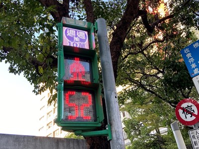 台中市政府交通局運用行人倒數計時顯示器,在螢幕設計動態影片,宣導台中購物節活動。