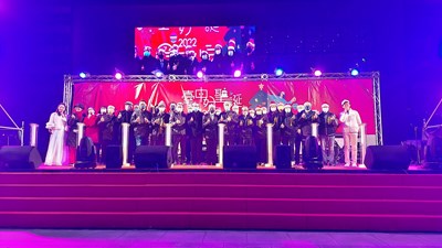 副市長黃國榮與現場大小朋友一同倒數,攜手點亮主燈