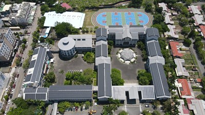 中市府雙管齊下力推光電-去年年產7億度綠電_霧峰國小空拍