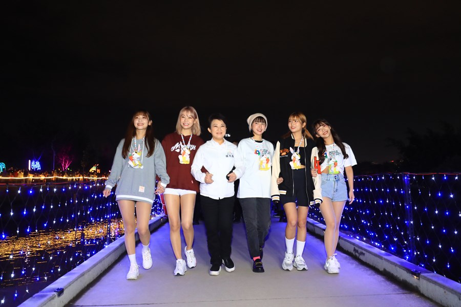 超人氣的峮峮-中信-yuri-樂天-小映-味全-奶昔-富邦-瑟七-統一-帶領大家看燈會
